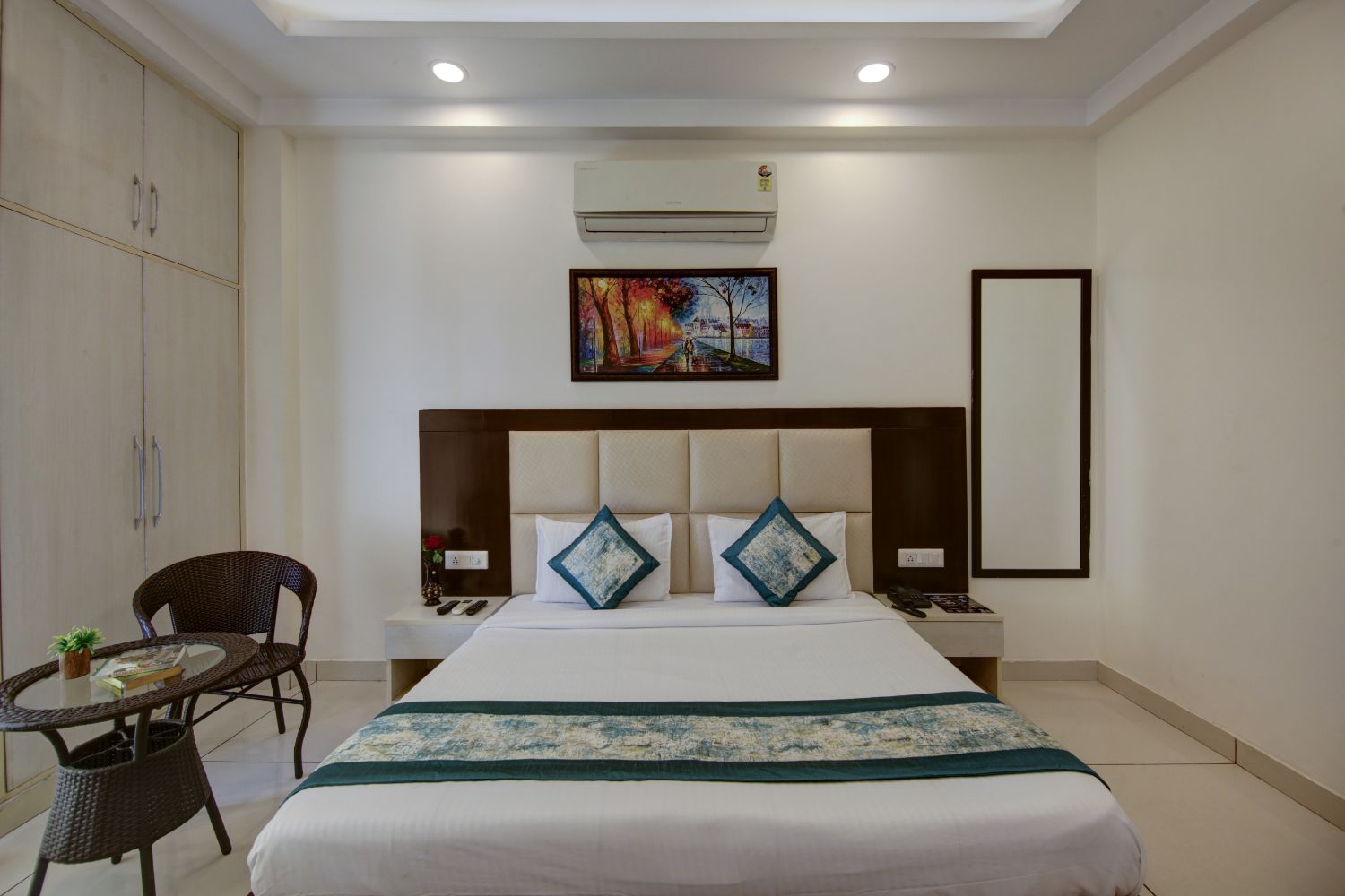 Deluxe Rooms in Noida
